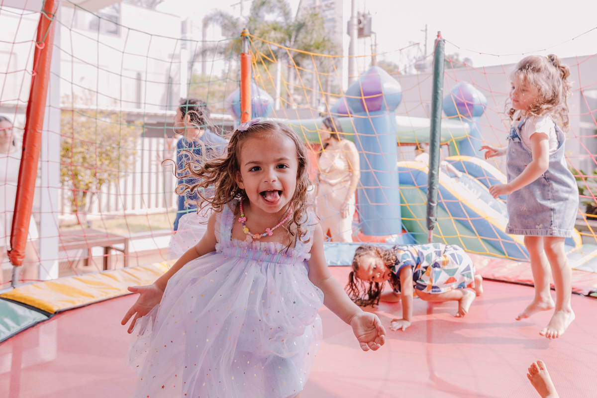 decoração afetiva ribeirão preto festa em casa brunch baleia em aquarela brincando no pula pula
