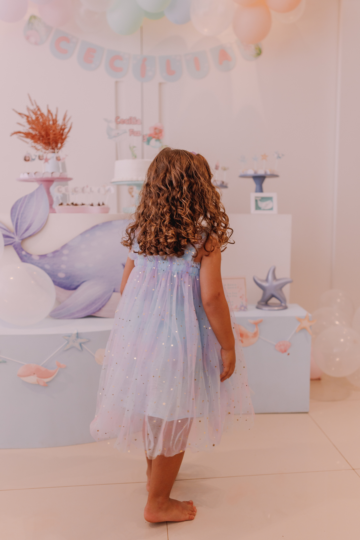 decoração afetiva ribeirão preto festa em casa brunch baleia em aquarela vestido de tule infantil