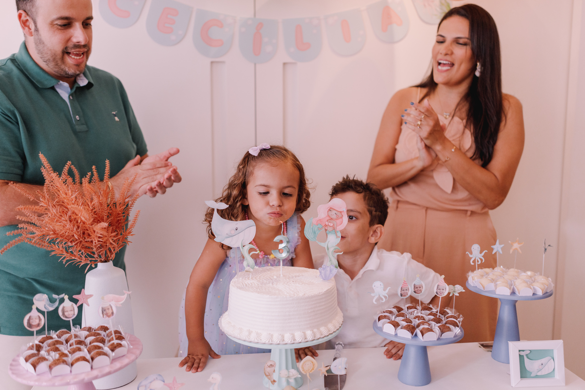 decoração afetiva ribeirão preto festa em casa brunch baleia em aquarela soprando vela
