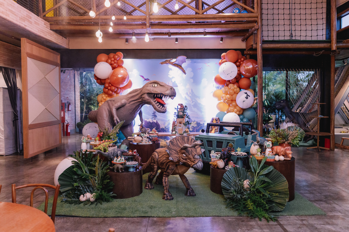 aniversario espaço carambola tema dinossauros pipoca doce decoração