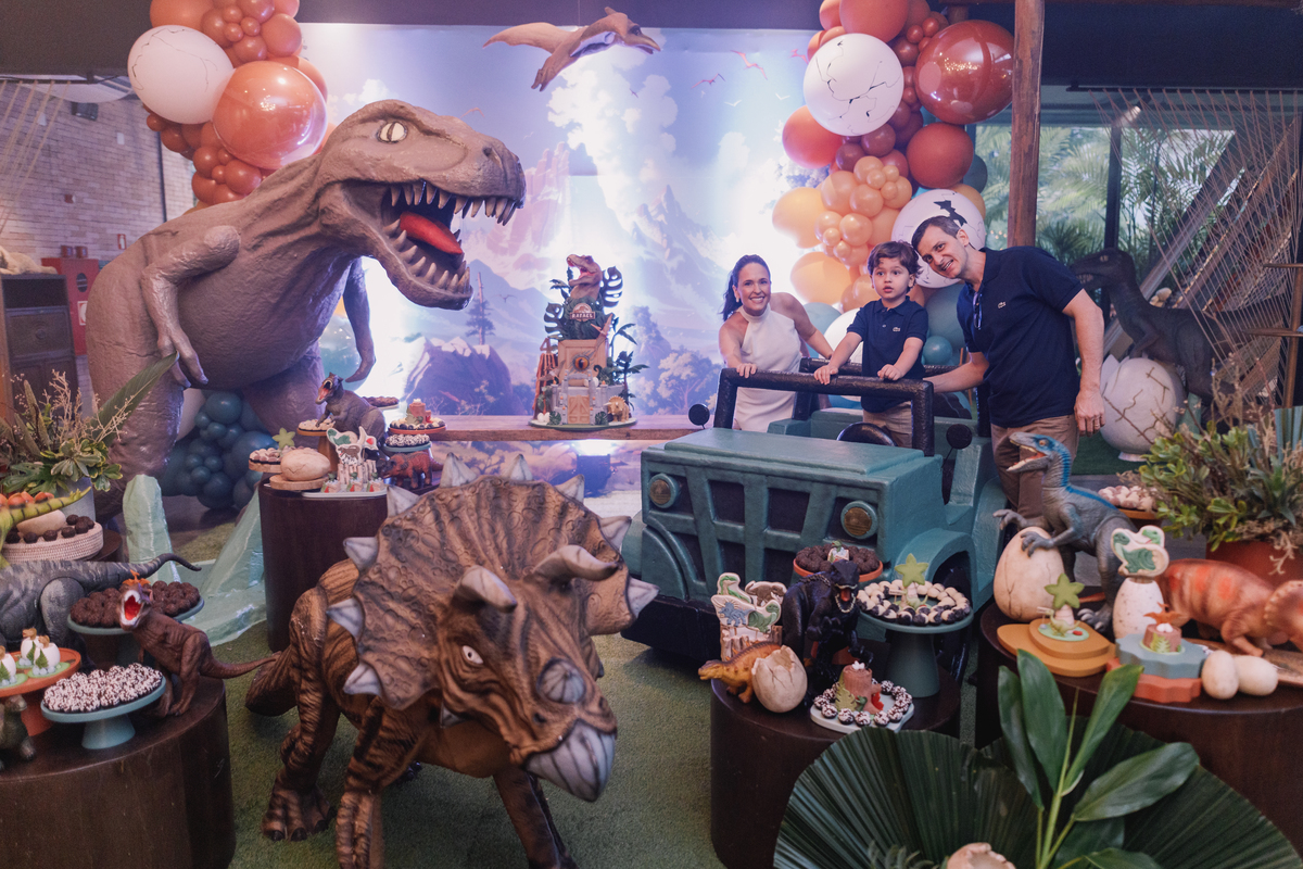 aniversario espaço carambola tema dinossauros pipoca doce decoração