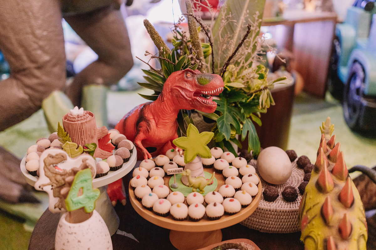 aniversario espaço carambola tema dinossauros pipoca doce decoração