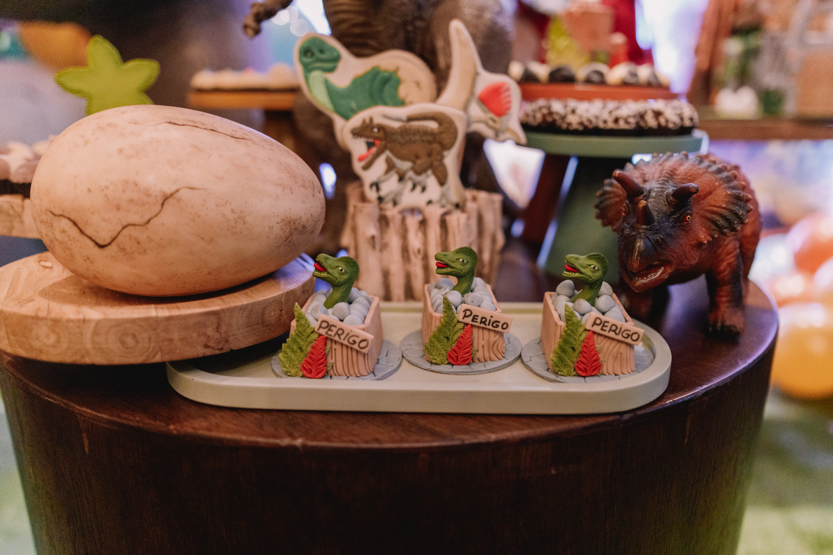 aniversario espaço carambola tema dinossauros pipoca doce decoração