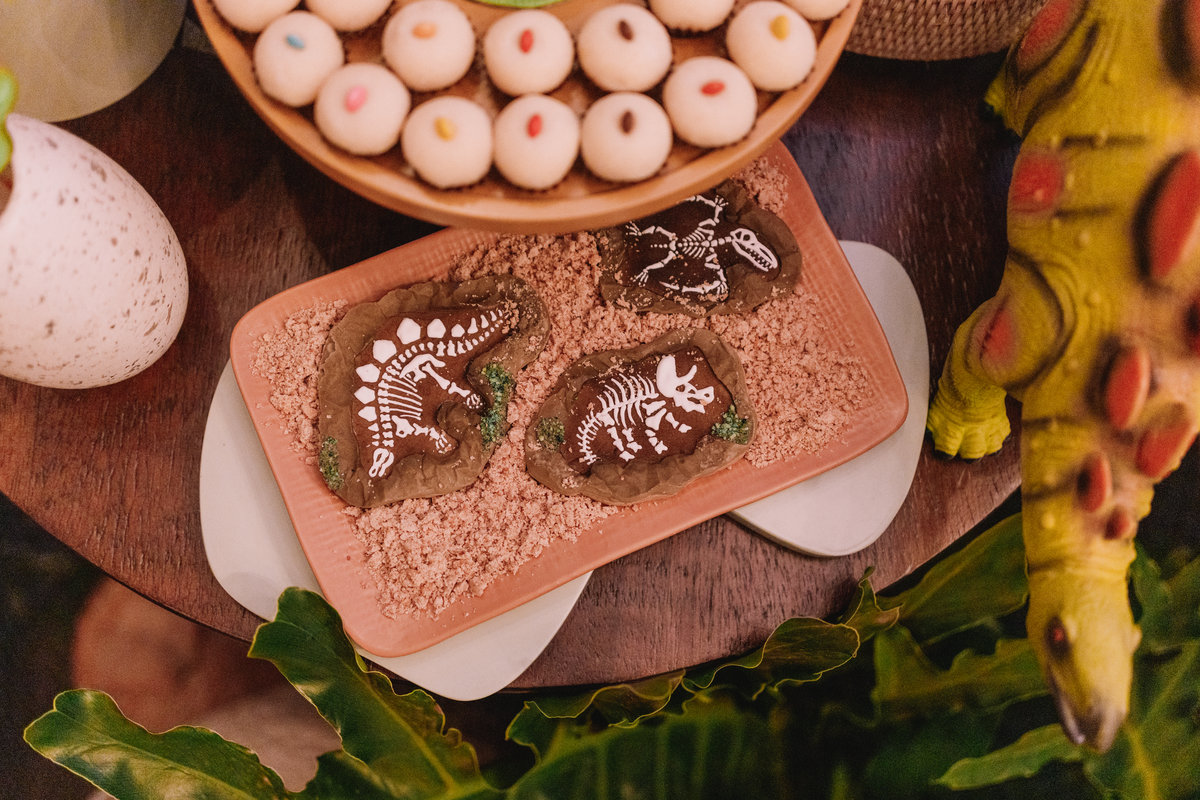 aniversario espaço carambola tema dinossauros pipoca doce decoração