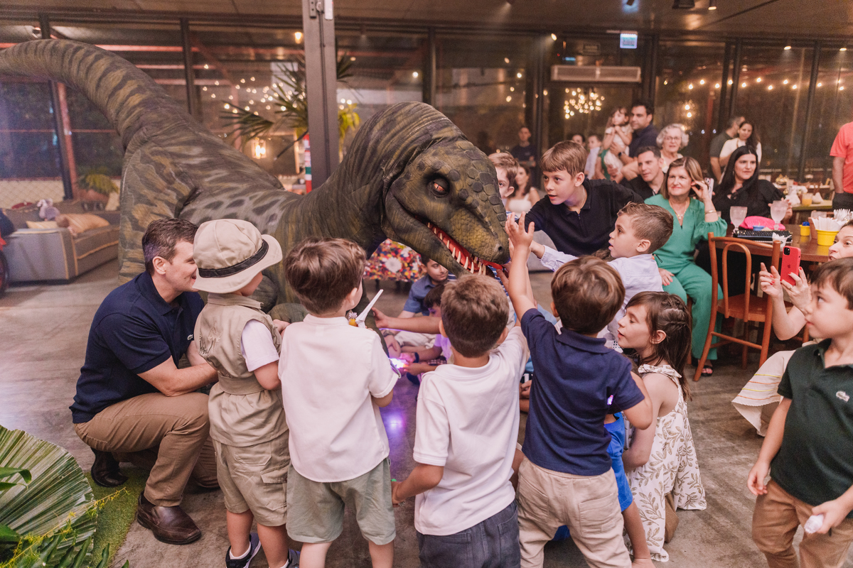 aniversario espaço carambola tema dinossauros pipoca doce decoração