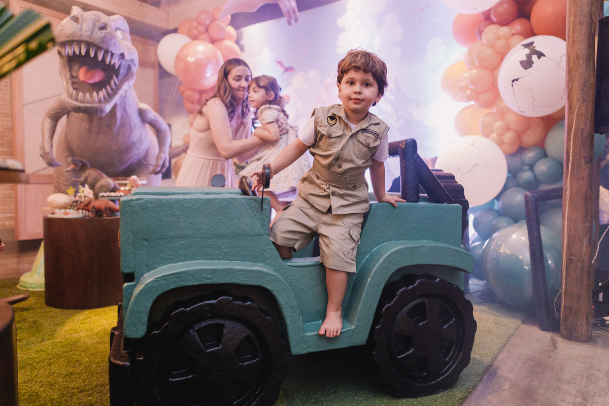 aniversario espaço carambola tema dinossauros pipoca doce decoração