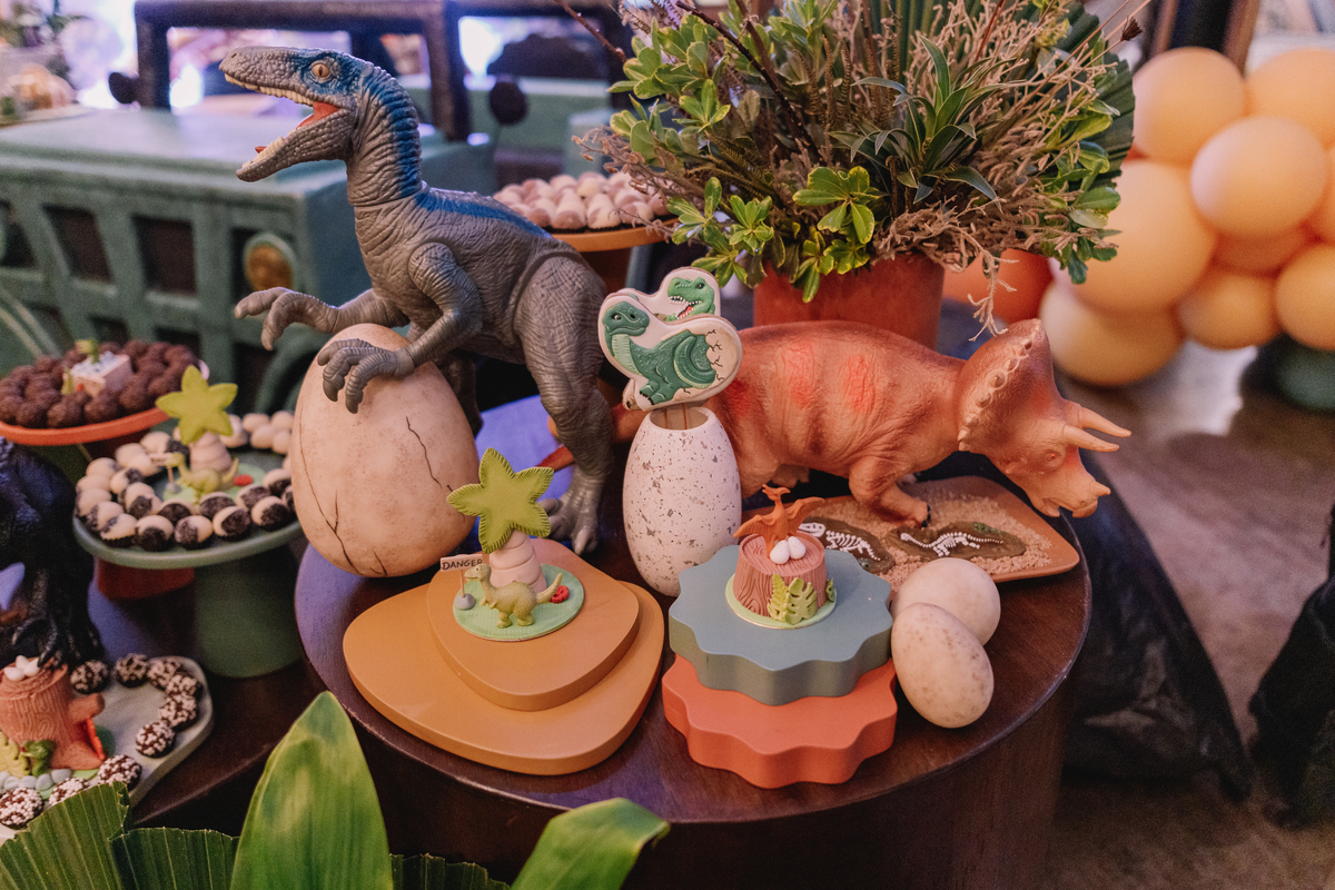 aniversario espaço carambola tema dinossauros pipoca doce decoração