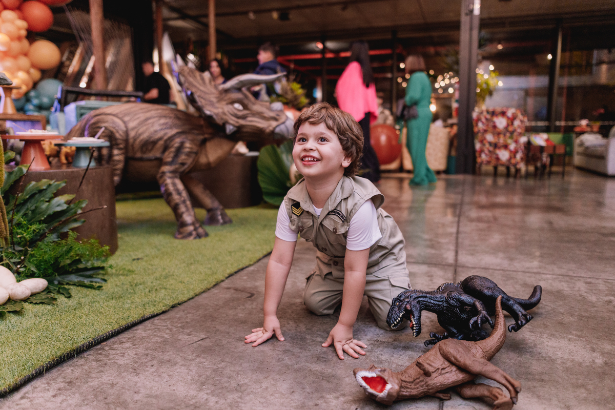 aniversario espaço carambola tema dinossauros pipoca doce decoração