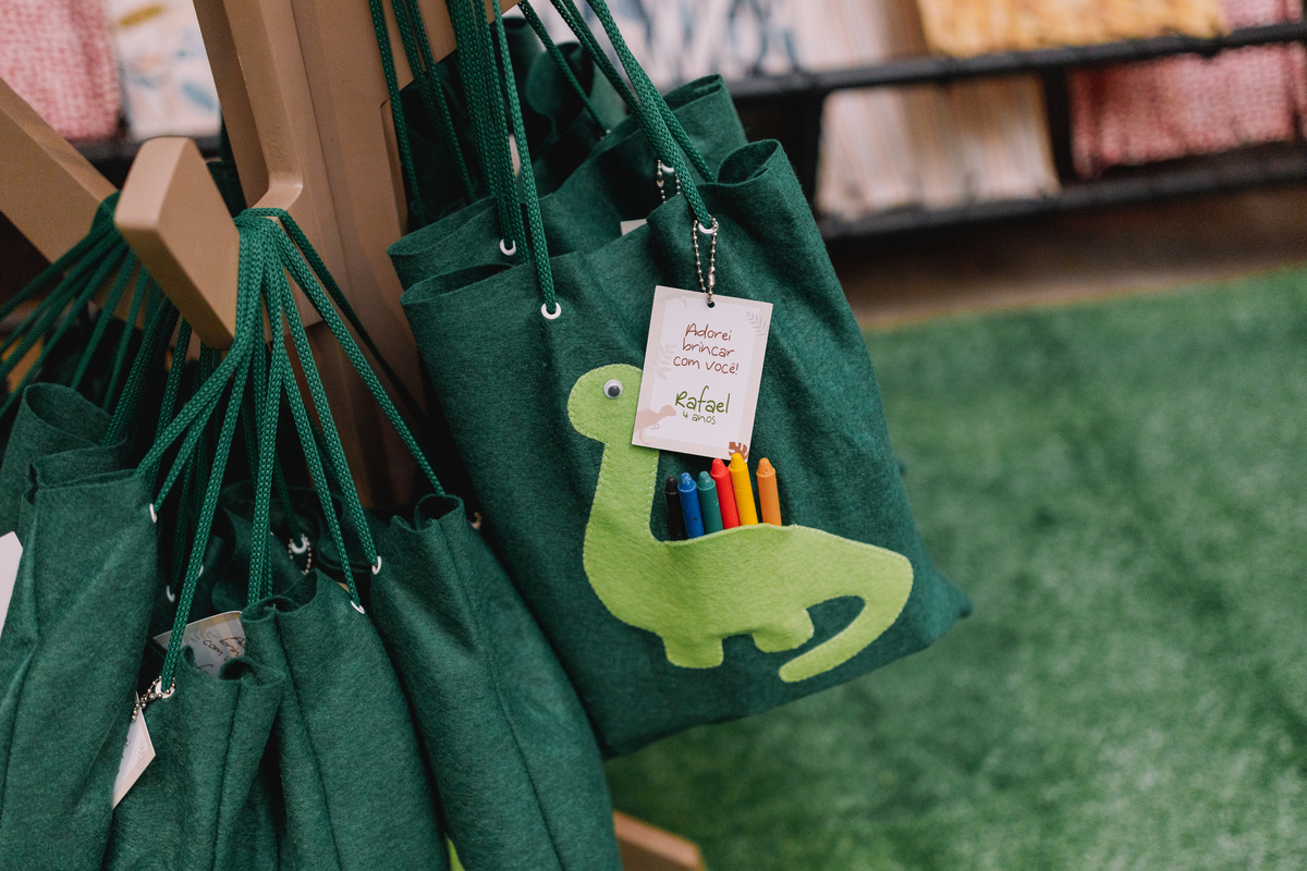 aniversario espaço carambola tema dinossauros pipoca doce decoração