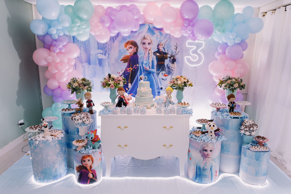 aniversário com o tema da frozen buffet pé de brigadeiro ribeirão preto personagens leo rodrigues elsa e anna