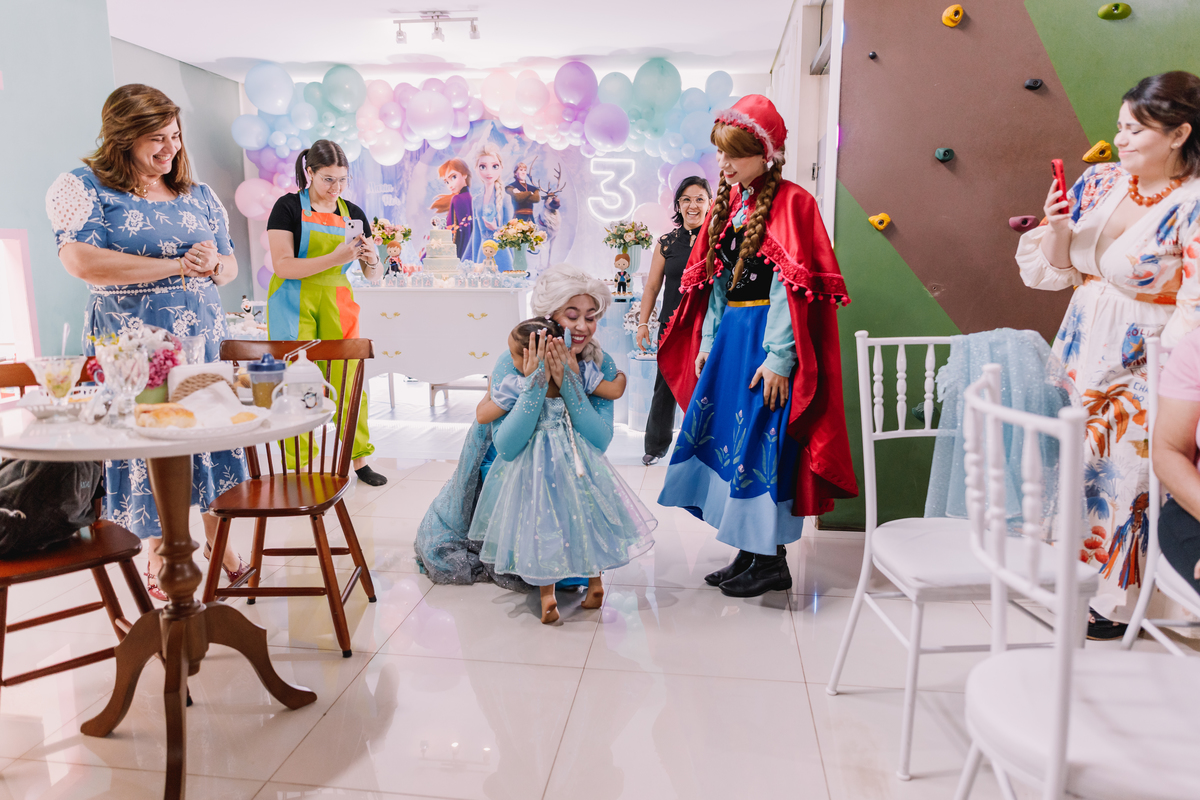 aniversário com o tema da frozen buffet pé de brigadeiro ribeirão preto personagens leo rodrigues elsa e anna