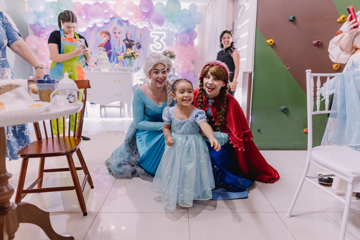 aniversário com o tema da frozen buffet pé de brigadeiro ribeirão preto personagens leo rodrigues elsa e anna