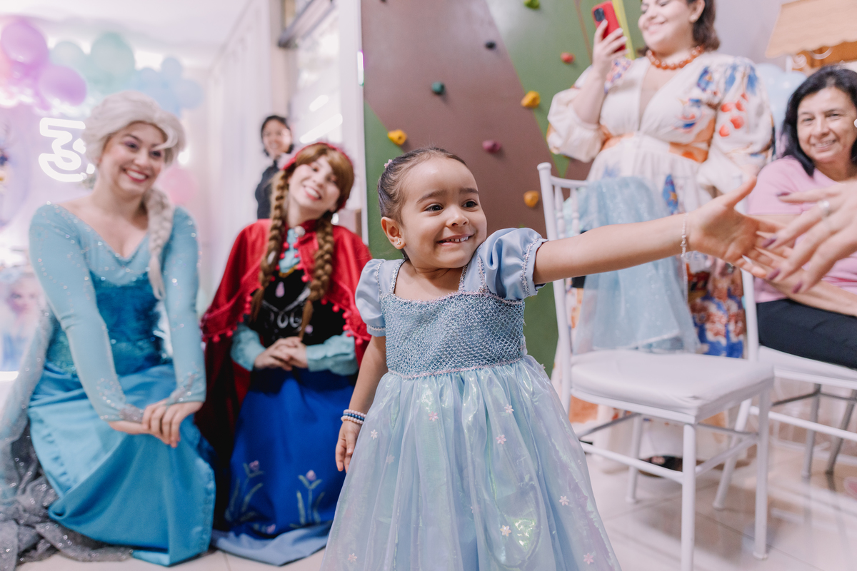 aniversário com o tema da frozen buffet pé de brigadeiro ribeirão preto personagens leo rodrigues elsa e anna