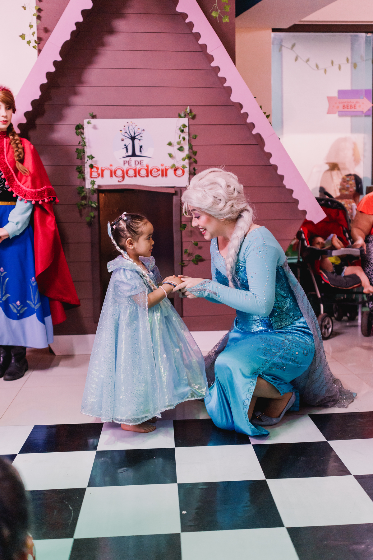 aniversário com o tema da frozen buffet pé de brigadeiro ribeirão preto personagens leo rodrigues elsa e anna