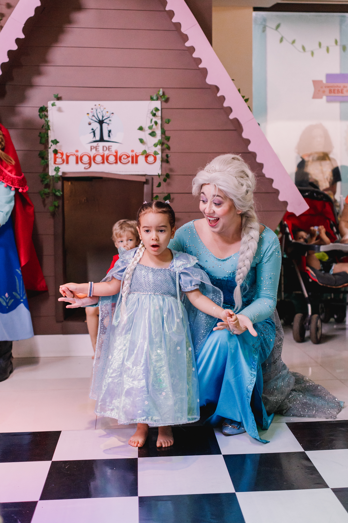 aniversário com o tema da frozen buffet pé de brigadeiro ribeirão preto personagens leo rodrigues elsa e anna