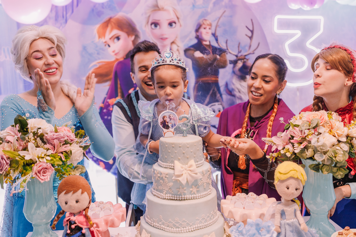 aniversário com o tema da frozen buffet pé de brigadeiro ribeirão preto personagens leo rodrigues elsa e anna