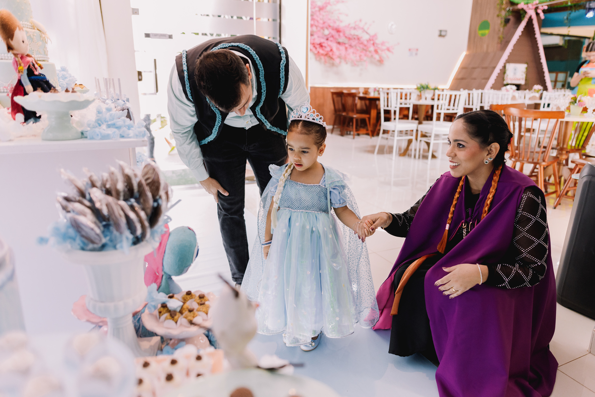 aniversário com o tema da frozen buffet pé de brigadeiro ribeirão preto personagens leo rodrigues elsa e anna