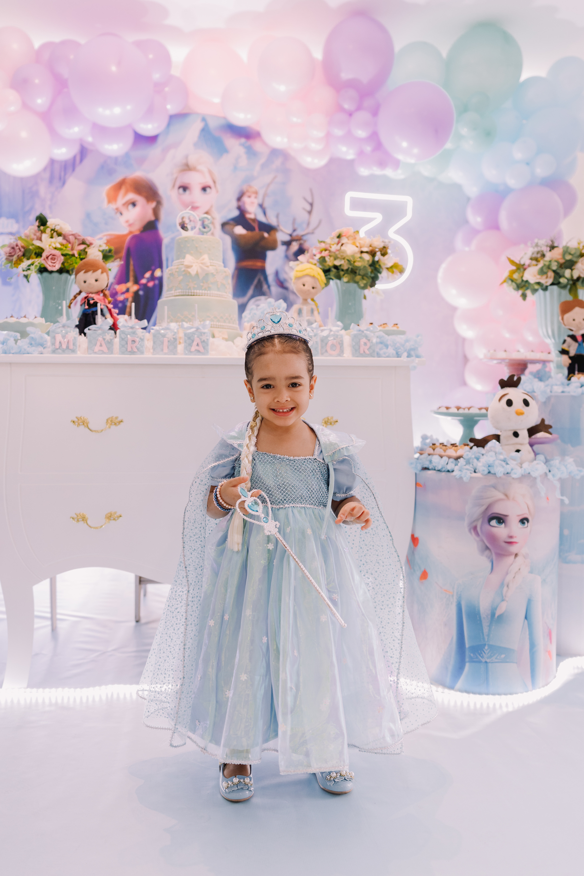 aniversário com o tema da frozen buffet pé de brigadeiro ribeirão preto personagens leo rodrigues elsa e anna