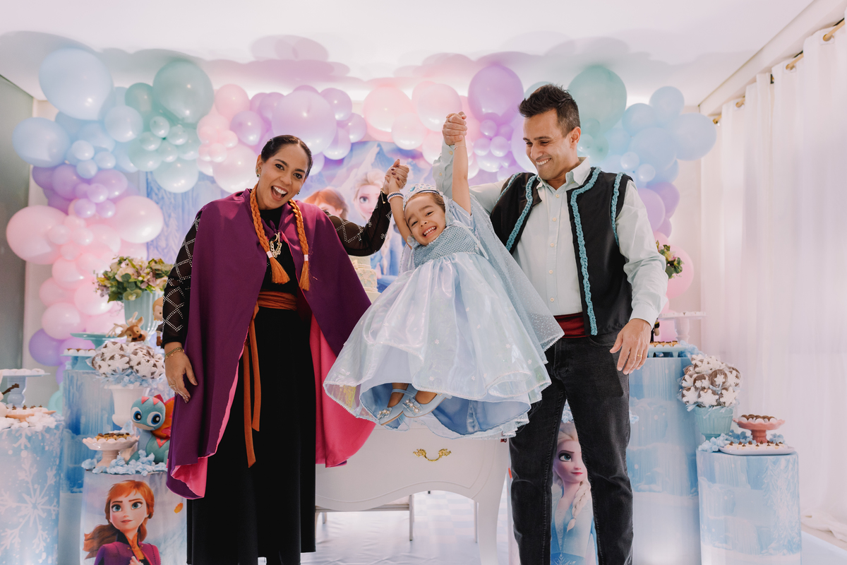 aniversário com o tema da frozen buffet pé de brigadeiro ribeirão preto personagens leo rodrigues elsa e anna