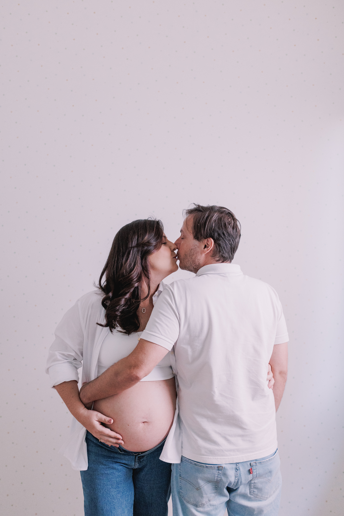 ensaio gestante em casa com pet calça jeans e camisa branca