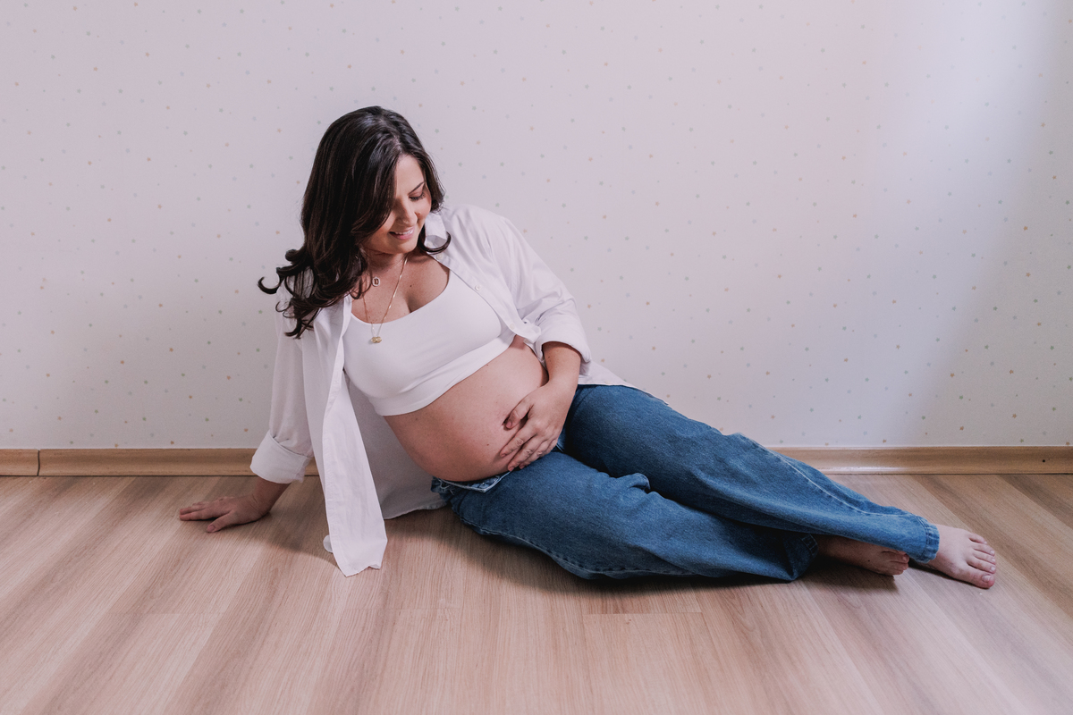 ensaio gestante em casa com pet calça jeans e camisa branca