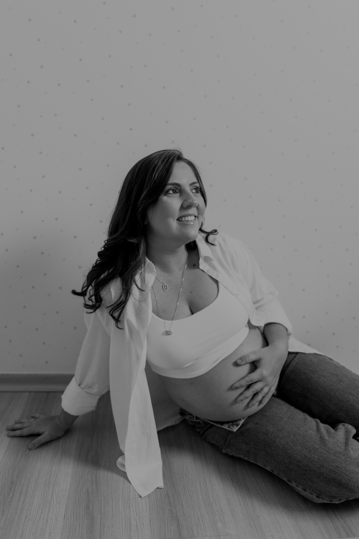 ensaio gestante em casa com pet calça jeans e camisa branca