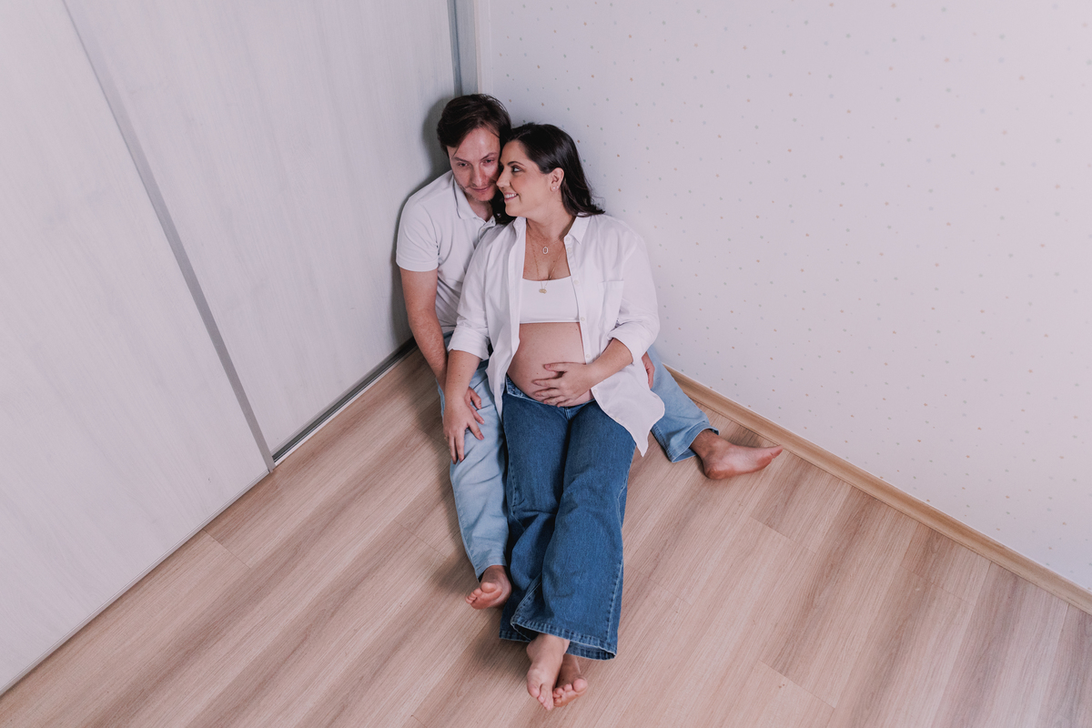 ensaio gestante em casa com pet calça jeans e camisa branca