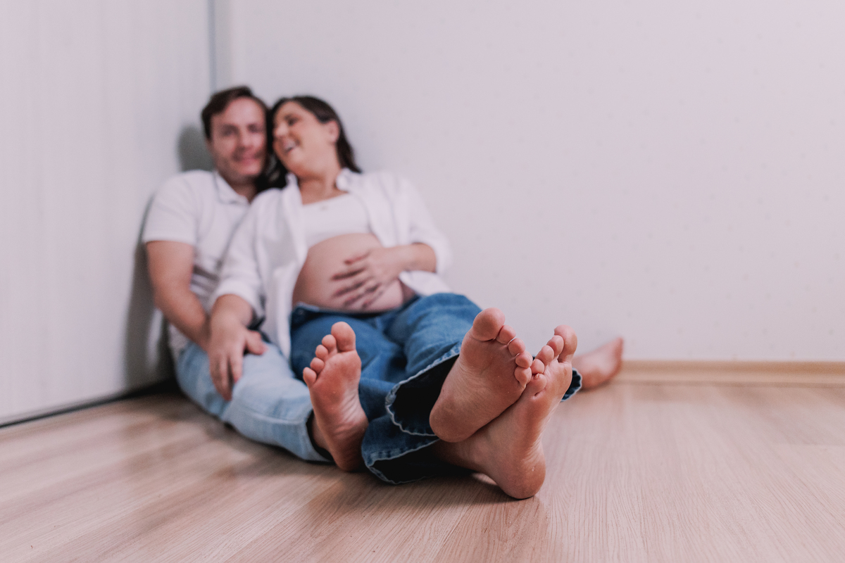 ensaio gestante em casa com pet calça jeans e camisa branca