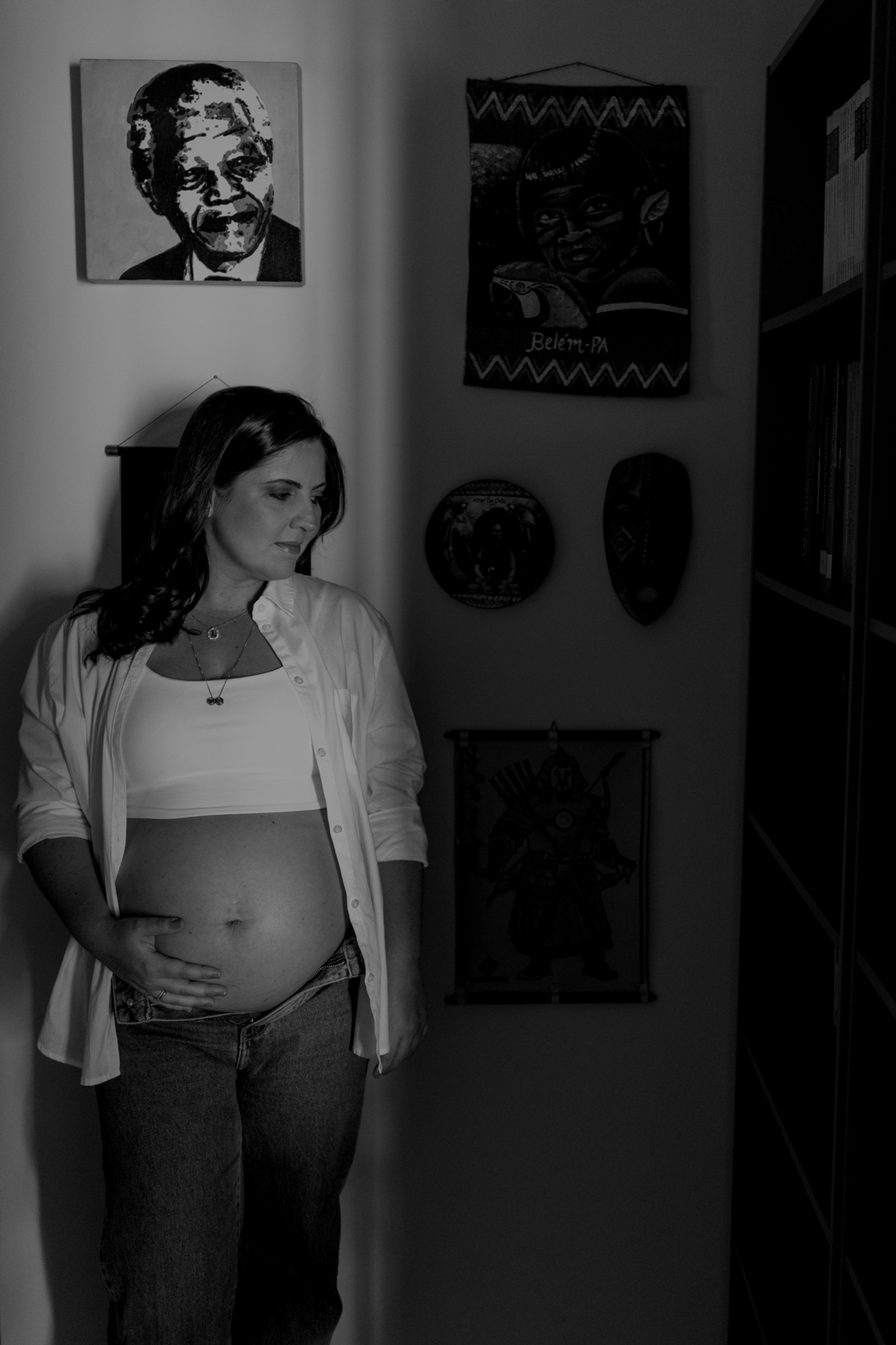 ensaio gestante em casa com pet calça jeans e camisa branca