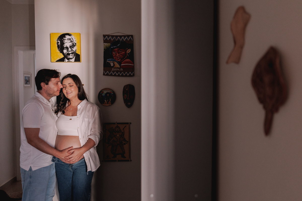 ensaio gestante em casa com pet calça jeans e camisa branca