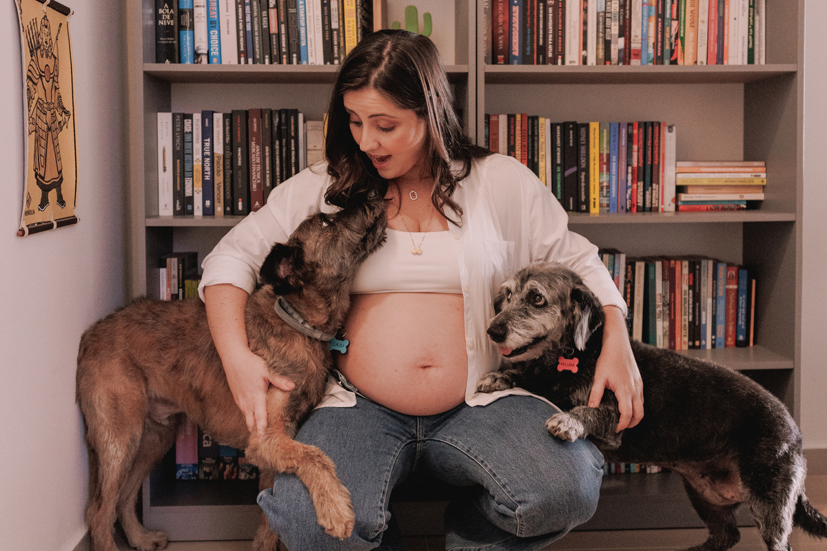 ensaio gestante em casa com pet calça jeans e camisa branca