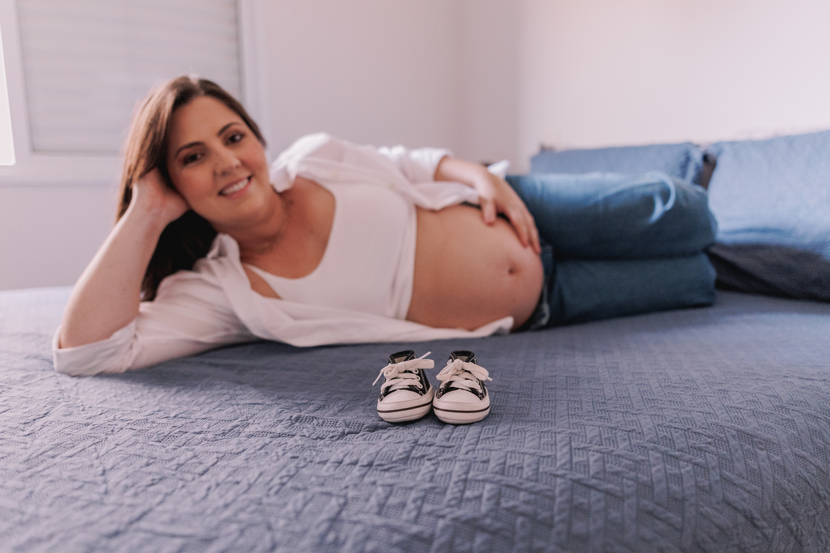 ensaio gestante em casa com pet calça jeans e camisa branca