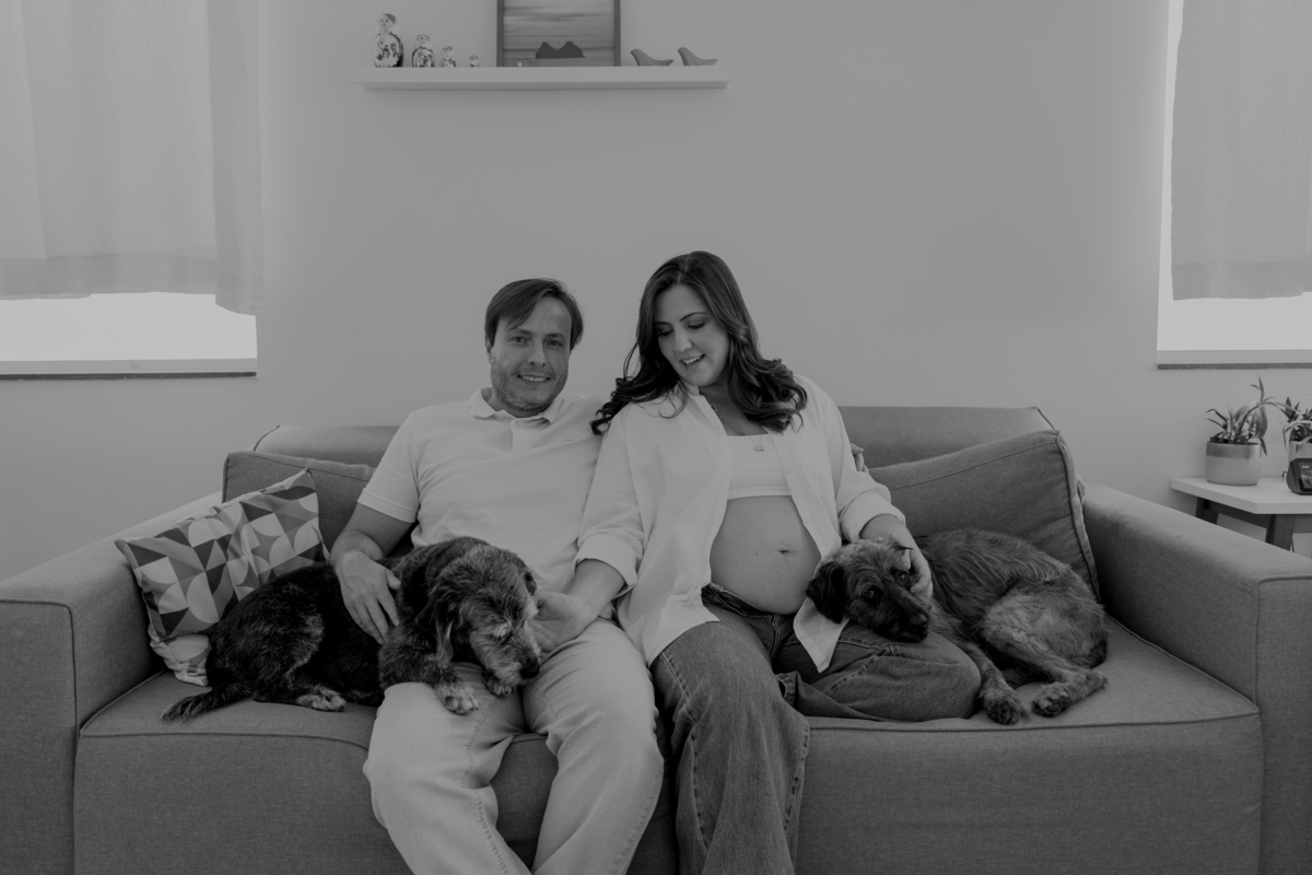 ensaio gestante em casa com pet calça jeans e camisa branca