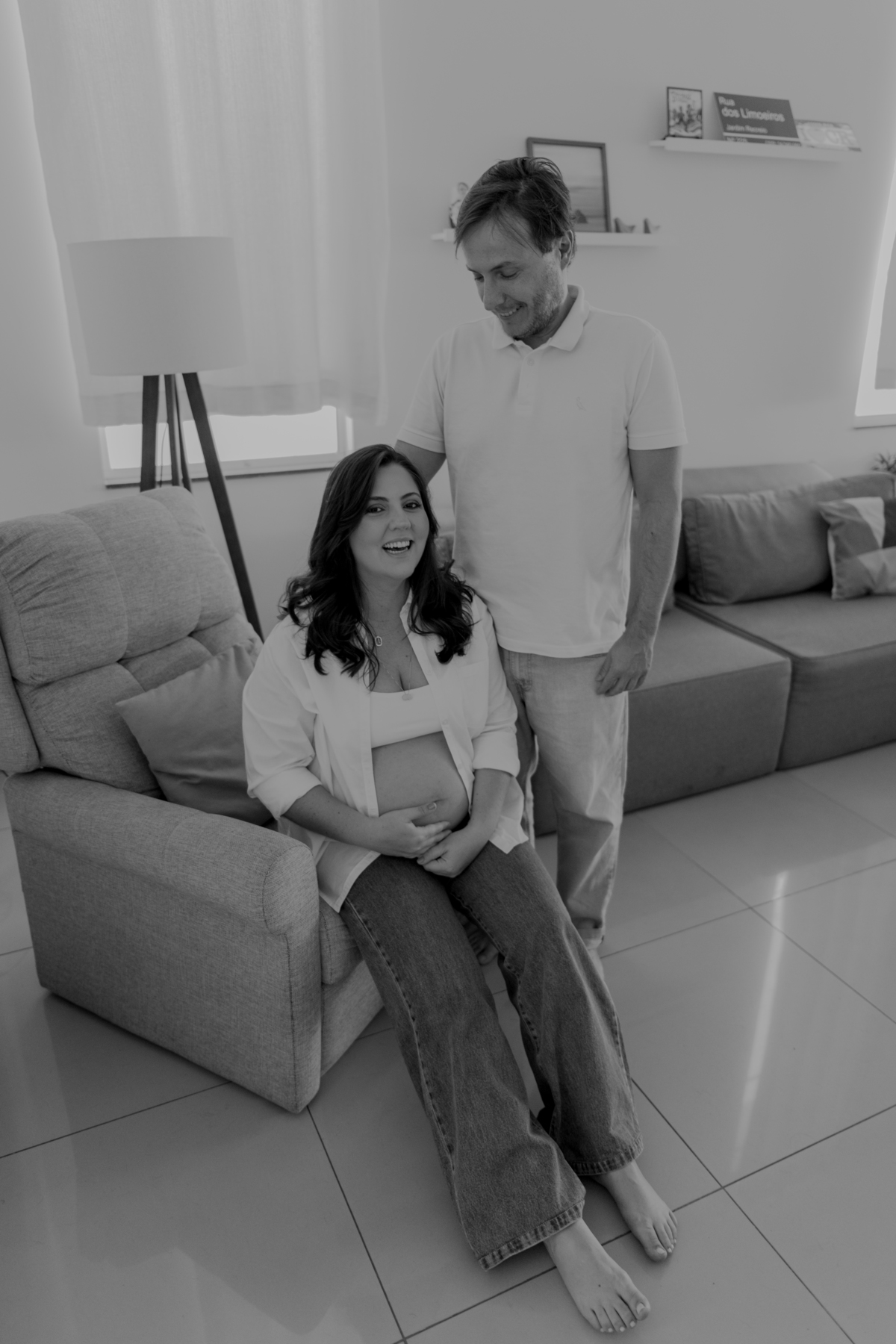 ensaio gestante em casa com pet calça jeans e camisa branca