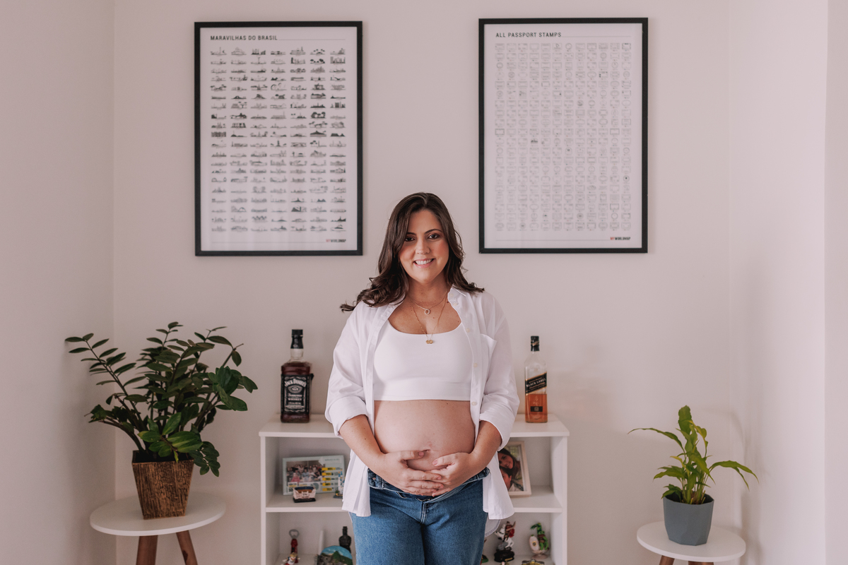 ensaio gestante em casa com pet calça jeans e camisa branca