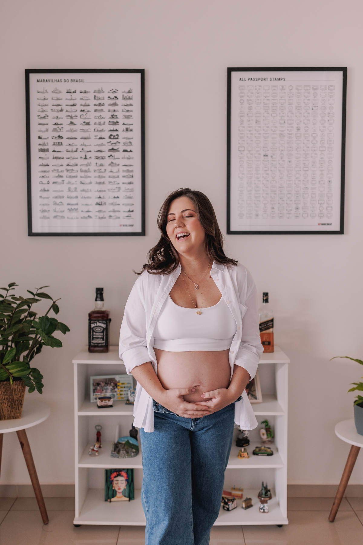 ensaio gestante em casa com pet calça jeans e camisa branca