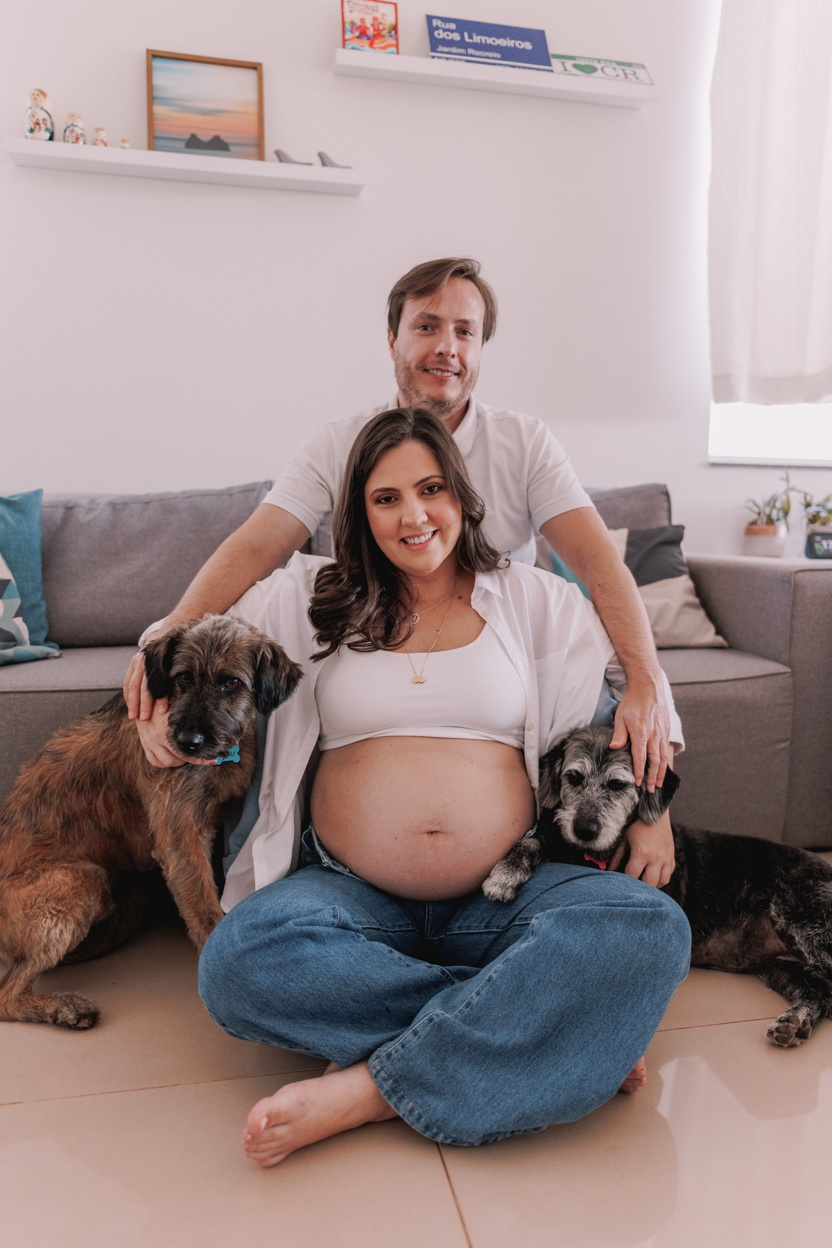 ensaio gestante em casa com pet calça jeans e camisa branca