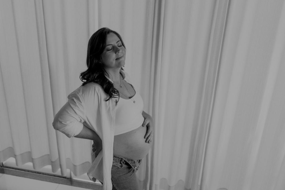 ensaio gestante em casa com pet calça jeans e camisa branca