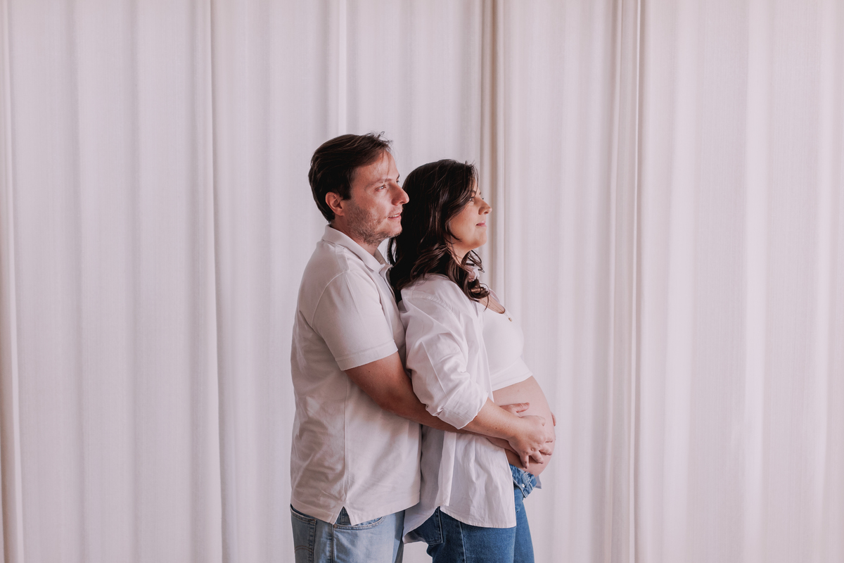 ensaio gestante em casa com pet calça jeans e camisa branca