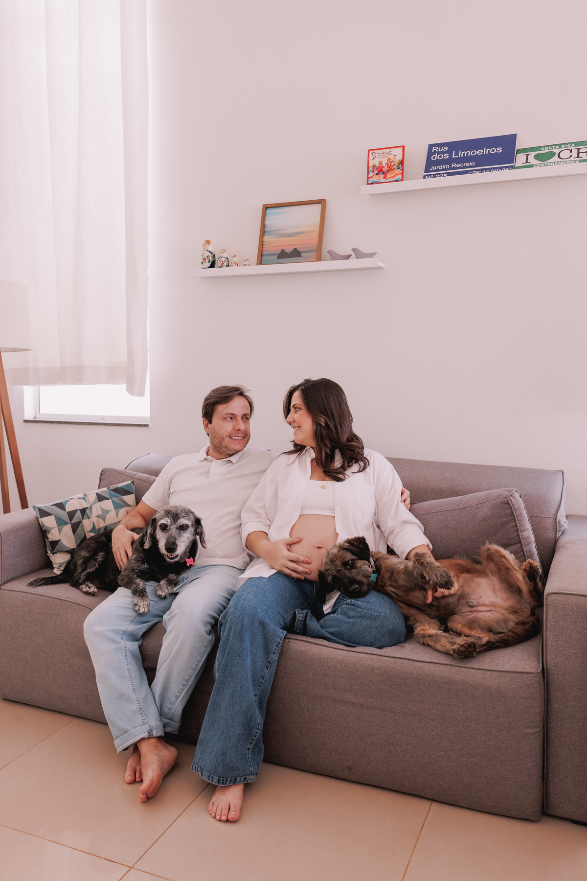 ensaio gestante em casa com pet calça jeans e camisa branca
