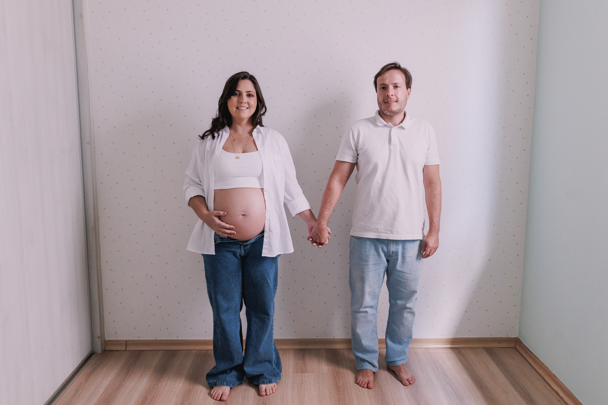 ensaio gestante em casa com pet calça jeans e camisa branca