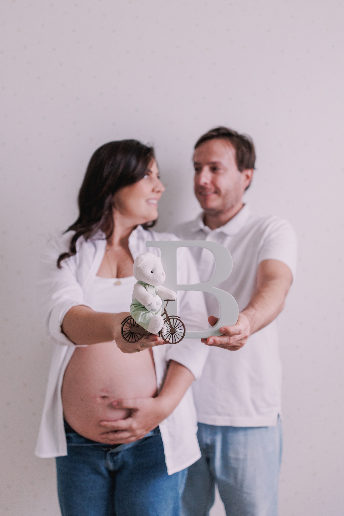 ensaio gestante em casa com pet calça jeans e camisa branca