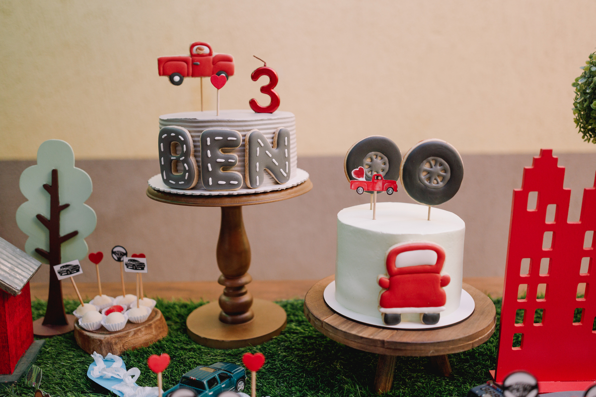 decoração de aniversário com o tema carros bole decorado bolacha personalizada