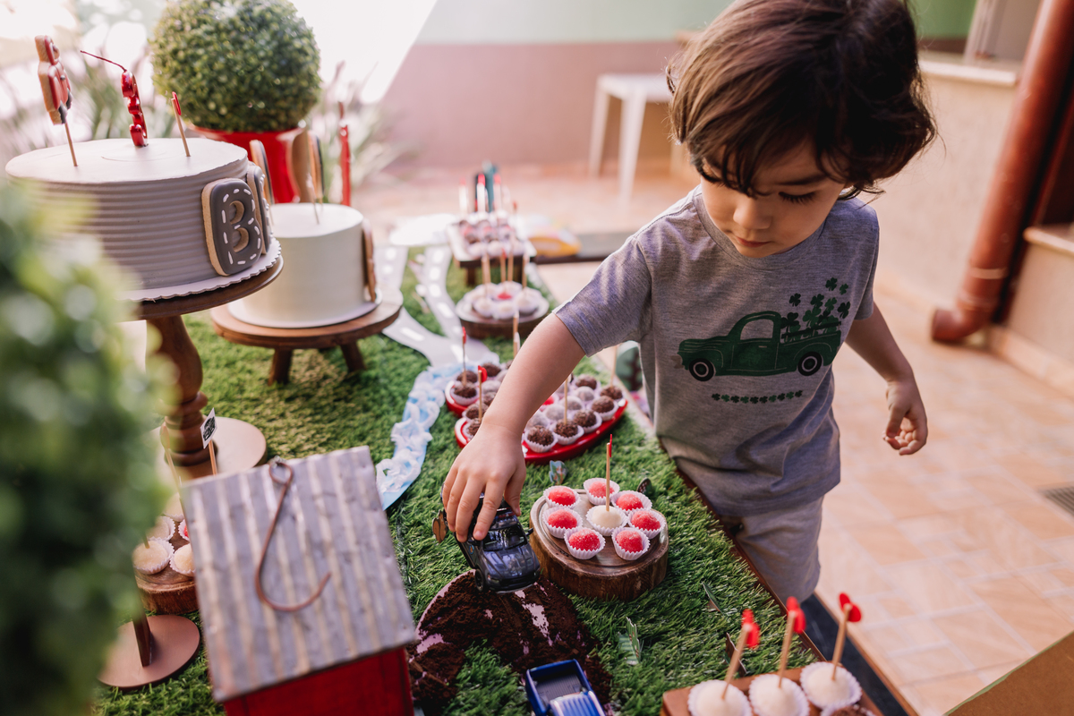 decoração de aniversário com o tema carros