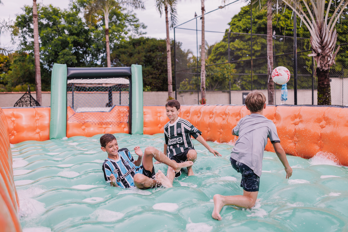 festa de menino 8 anos com o tema futebol com futsabão