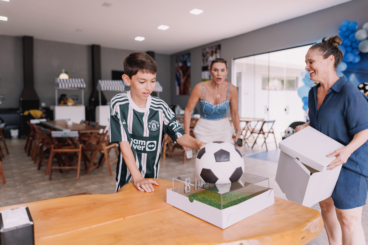 festa de menino 8 anos com o tema futebol bolo em formato de bola