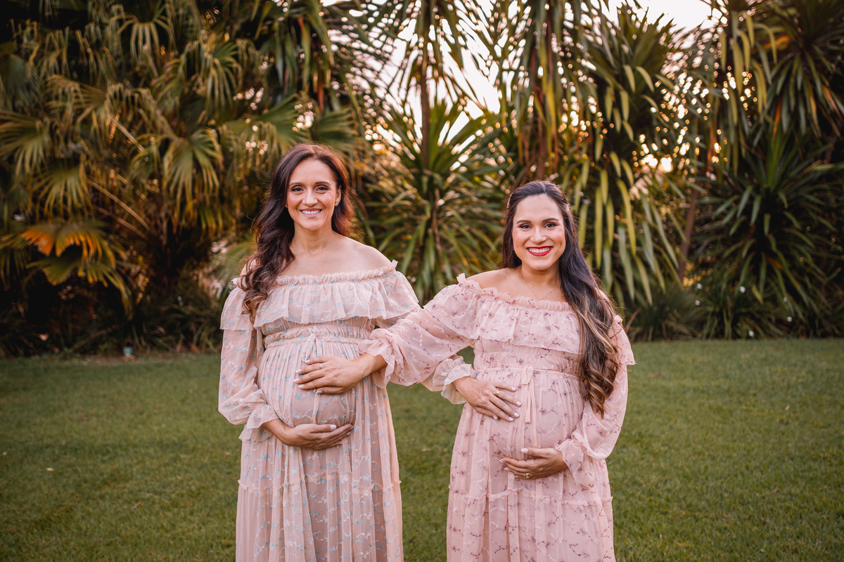 irmãs grávidas com vestidos iguais ensaio de gestante externo