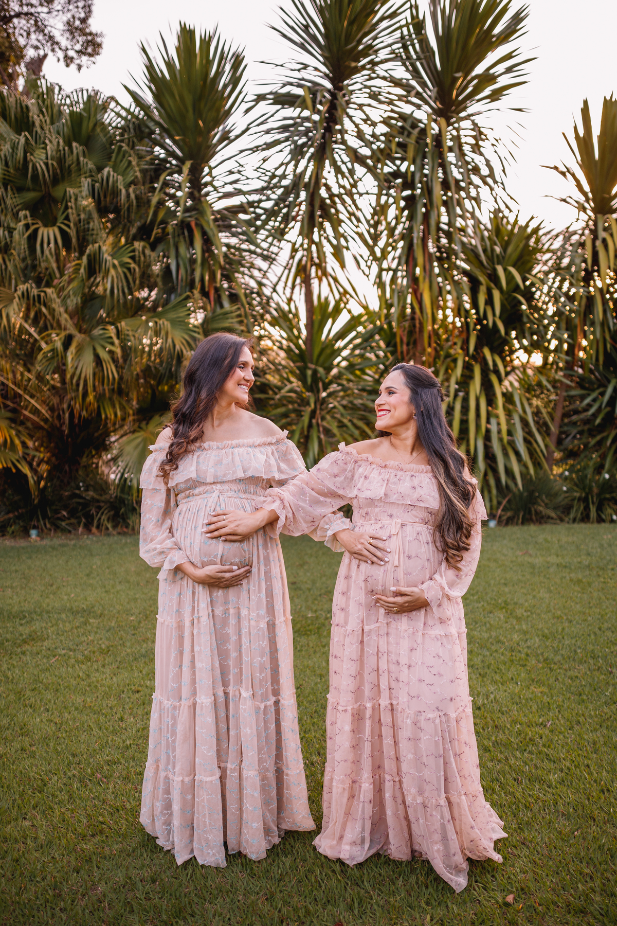 irmãs grávidas com vestidos iguais ensaio de gestante externo
