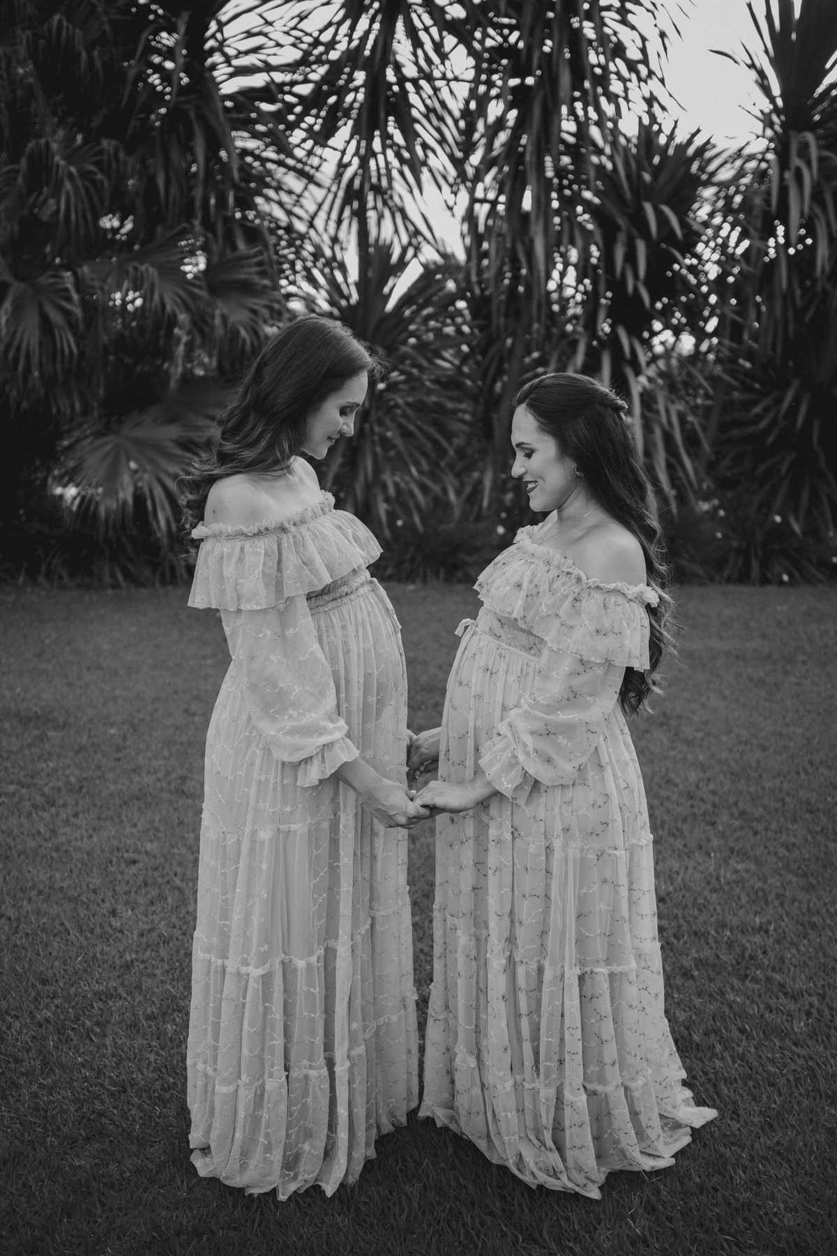 irmãs grávidas com vestidos iguais ensaio de gestante externo