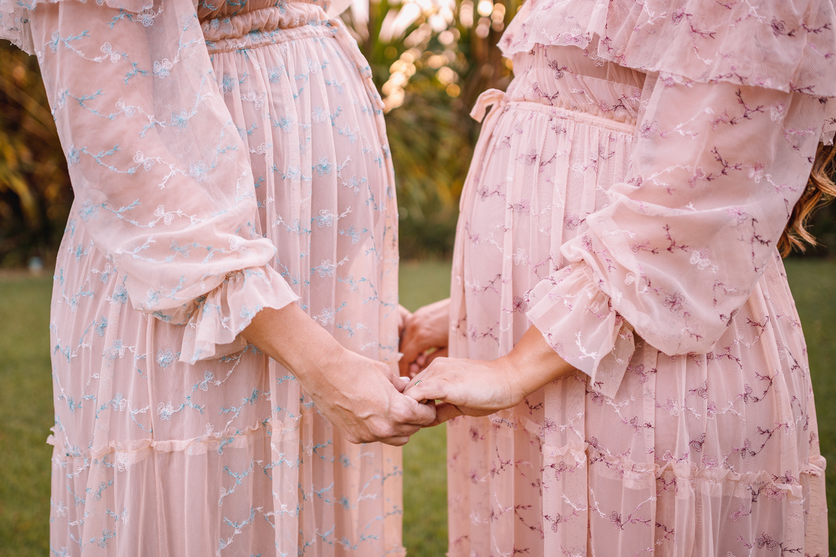 irmãs grávidas com vestidos iguais ensaio de gestante externo